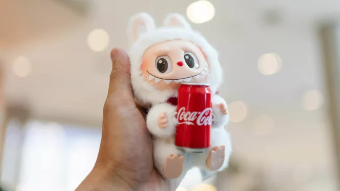 Labubu blanco Coca-Cola