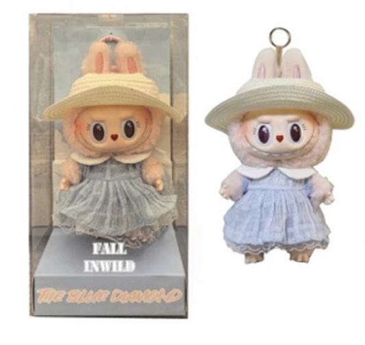 FIGURA LABUBU DE PIE TRAJE ROSADO SOMBRERO Y VESTIDO EN BLISTER