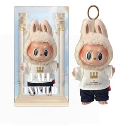 FIGURA LABUBU DE PIE CON TRAJE BLANCO CON CAMISA Y JEANS