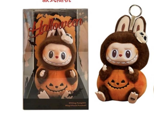 FIGURA LABUBU SENTADO CON TRAJE CAFE Y CALABAZA HALLOWEEN EN BLISTER