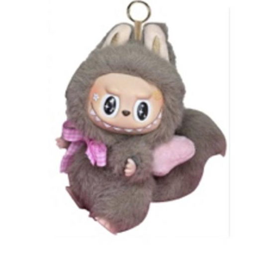 FIGURA LABUBU SENTADO CON TRAJE DE ZORRO CAFE CLARO CON MOÑO ROSA EN BLISTER
